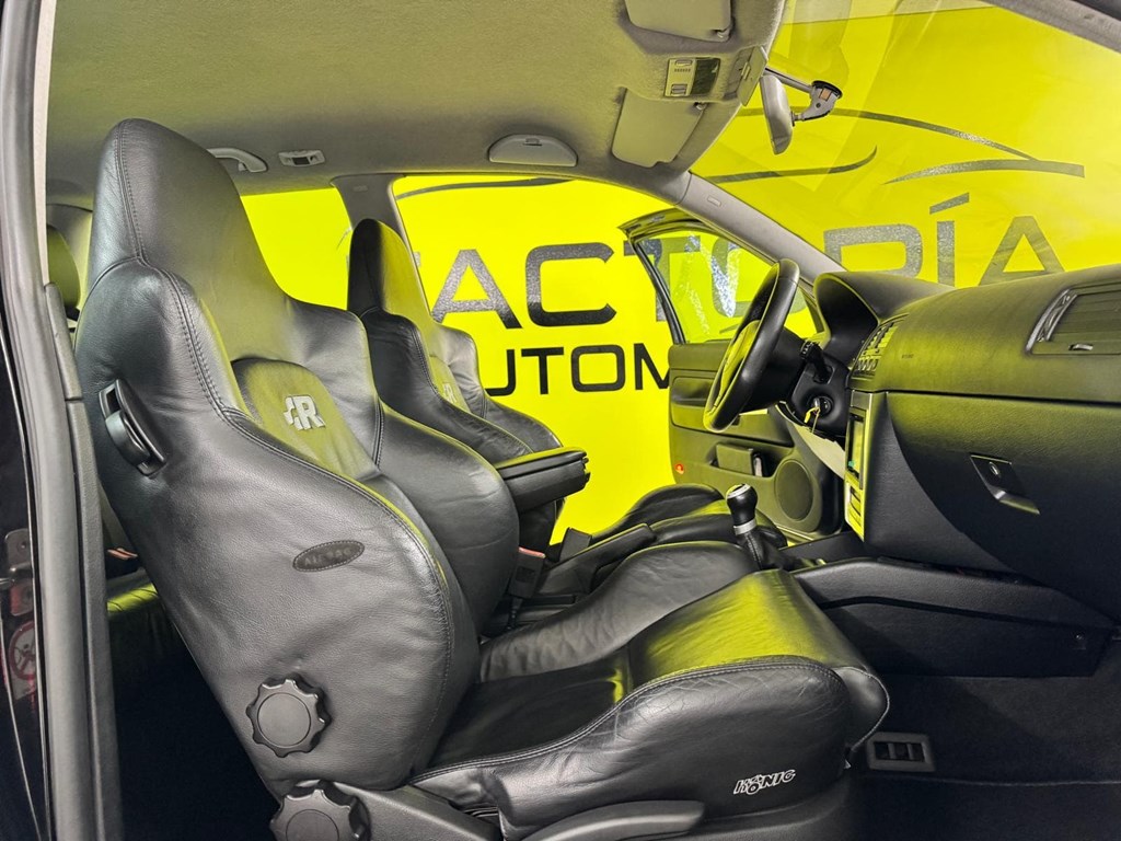 Foto 37 VOLKSWAGEN Golf 3.2 R32 4motion